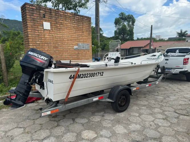 Lancha com motor de 40 Hp com carreta rodoviária emplacada 