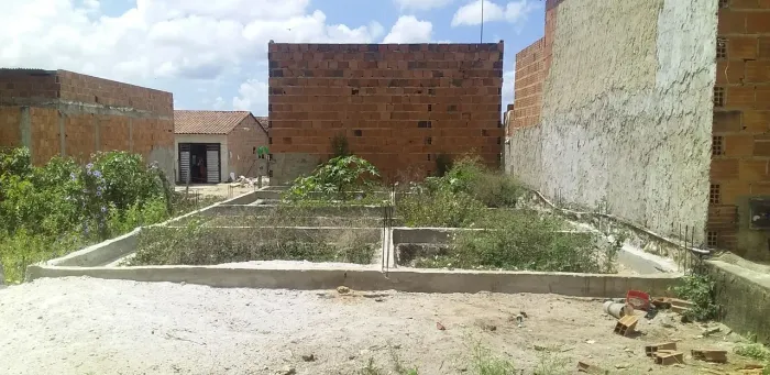 Vendo terreno 6x12 no padre Geraldo já com alicerce  rua calçada .45000  fone *