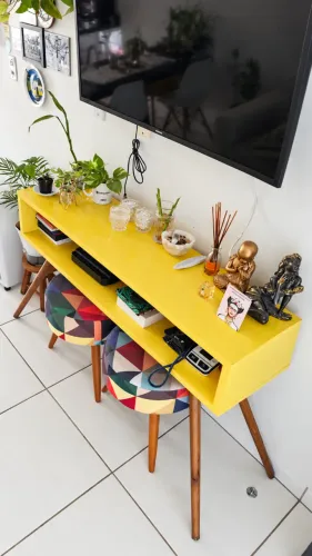 Rack amarelo estilo retrô
