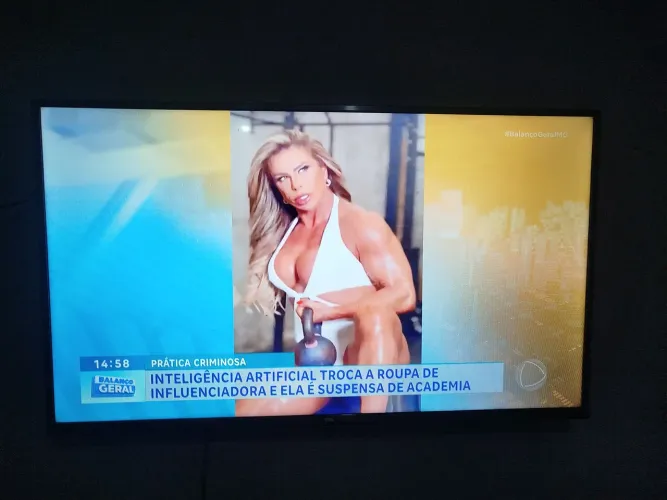 TV tcl Smart com comando de voz 