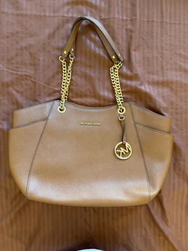 Bolsa Michael Kors marrom com corrente