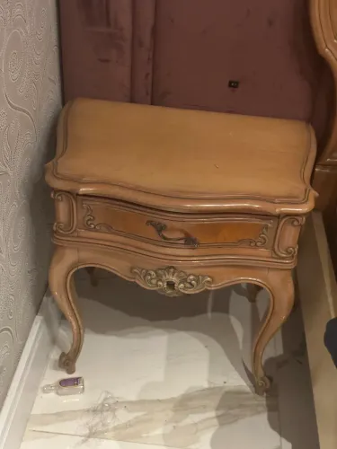 Mesa de cabeceira madeira maciça (apenas uma)