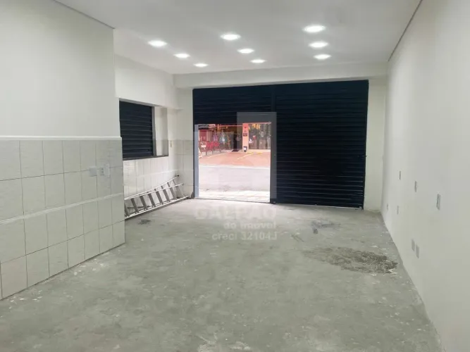 Loja em Moema, esquina com 47 mt2, vão livre, 1 wc, porta de aço frontal, em ótima localiz