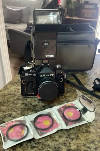 Câmera analógica Zenit 12xp com flash Tron e acessórios