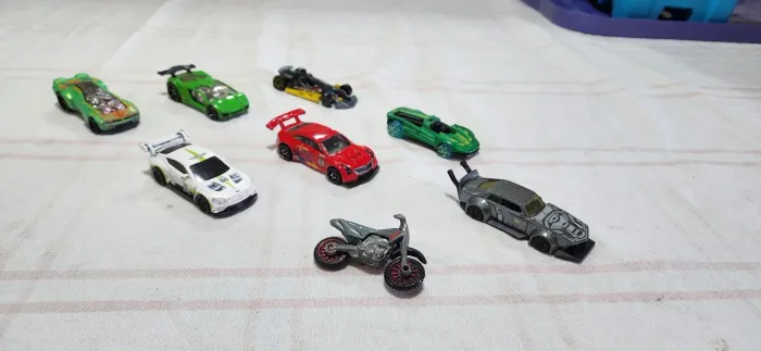 Vários modelos de Hot wheels