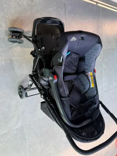 Vendo carrinho de bebê mais bebê conforto , mais berço 550 tudo