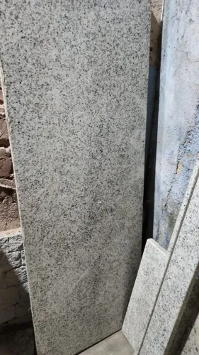 Vendo uma bancada de pia de mármore.