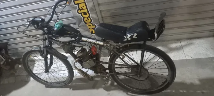 Vendo motorizada 80cc, bom para ir trabalhar.