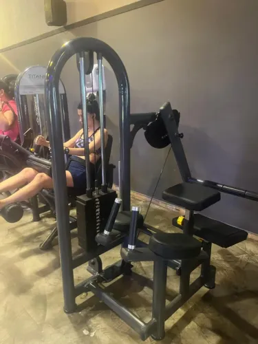 Maquina De Glúteo Titanium