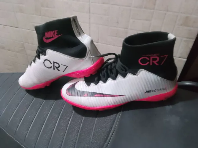 Chuteira Nike CR7 Rosa