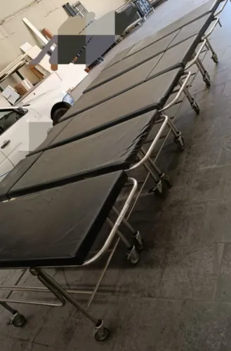 Carro Maca em Aço Carbono com Grades, Rodas e Estofado