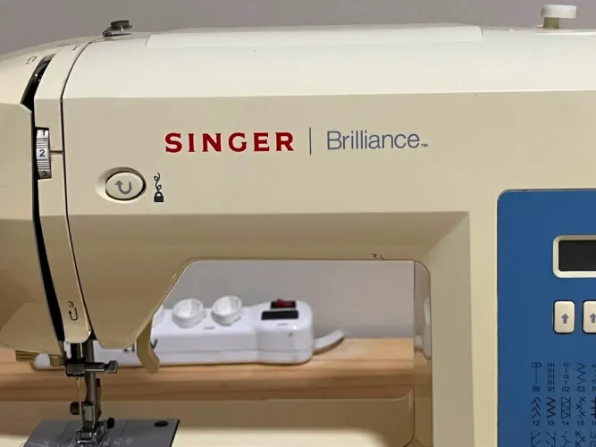 Máquina de costura singer 220v