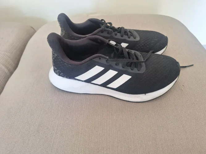 Tênis adidas também.35
