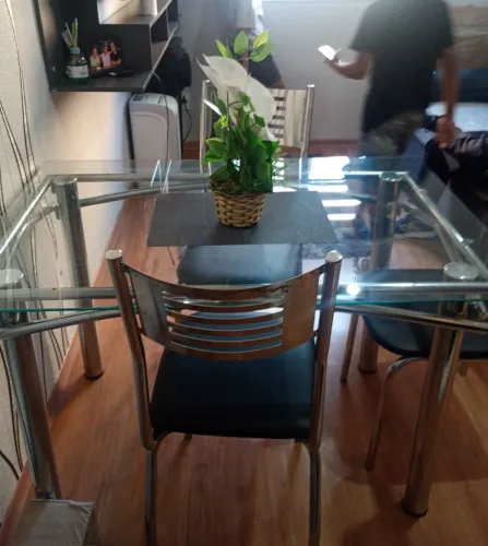 Vende - se uma mesa de vidro com 4 cadeiras em feita condição.