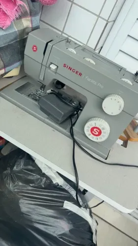 Singer Facilita Pro Reverse Já Com Mesa Propria