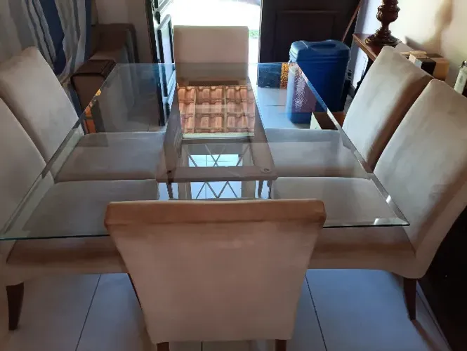 Mesa de vidro bisotado com seis cadeiras