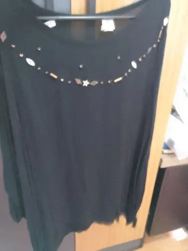Blusa preta com detalhes em dourado. DA INDONÉSIA, EXCELENTE QUALIDADE E ESTADO