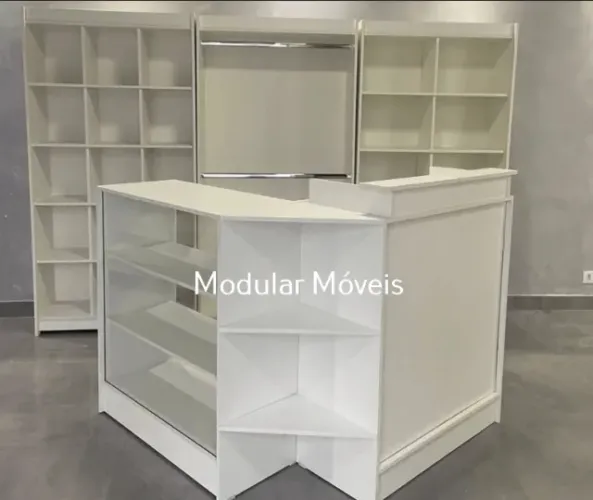 Balcão Caixa em L + Balcão Vitrine + Colmeias + Cabideiro Duplo - Completo