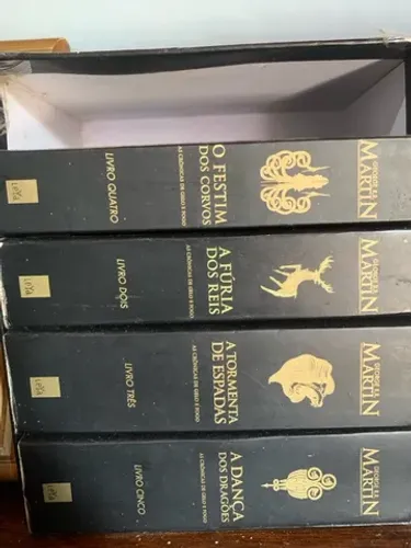 Box livros game of thrones, as crônicas de gelo e fogo livros 1 a 5. Por apenas 200 reais.