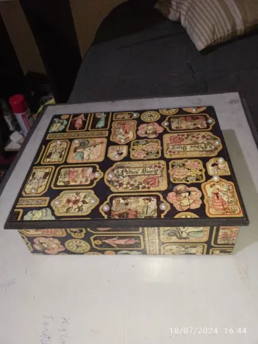 Porta- jóia em madeira e papelão. 25 x 21 cm e 8 cm de altura .Com duas divisórias interna