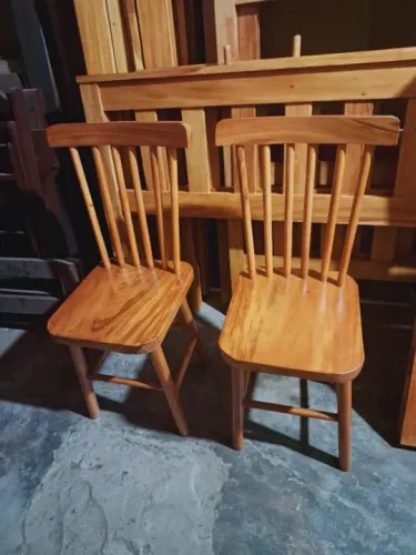 Cadeira de jantar estilo country feita inteiramente de madeira maciça e de lei