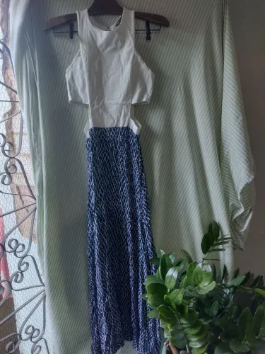Vestido Longo com Recortes - Elegância e Estilo
