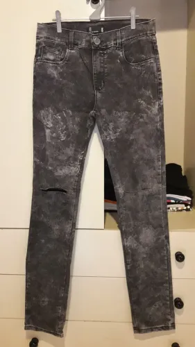 Calça Jeans Acid Wash com Rasgos no Joelho - Tamanho 16
