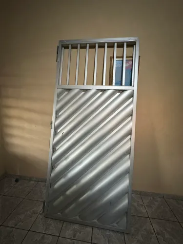 Portão de alumínio Médio