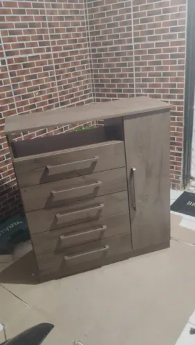 Cômoda com 5 gavetas e porta