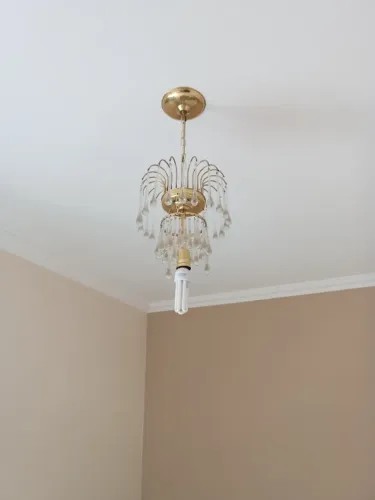 Lustre Dourado Vintage - Elegância Compacta para Quarto, Sala ou Hall de Entrada