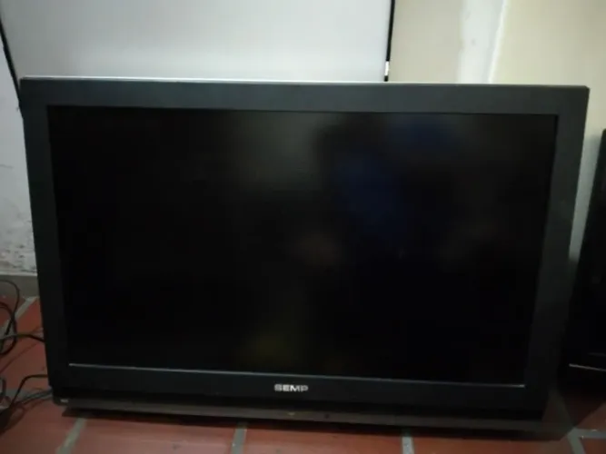 Tv LCD 37 Pol SEMP com controle funcionando.
