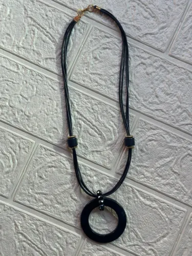 Colar Artesanal Azul Marinho com Pingente Circular e Detalhes Dourados