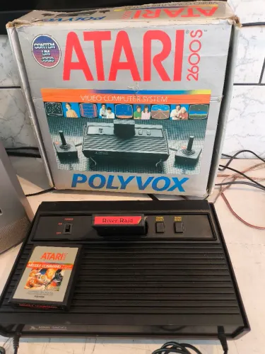 Vídeo game Atari 2600 na caixa com 2 controles originais e 1 fita  leia a descrição 