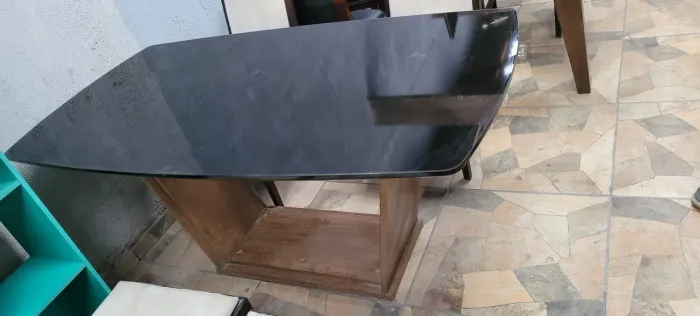 Mesa de jantar preta com design moderno