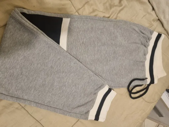 Calça de Moletom Cinza com Detalhes
