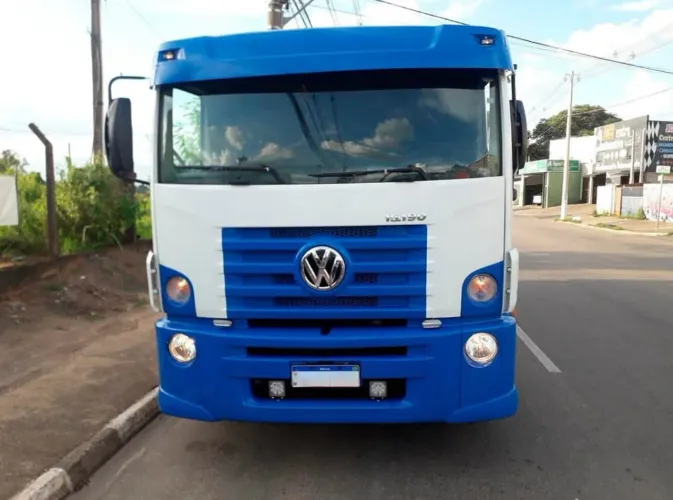 CAMINHÃO VW 15.190 Ano 2013 implementação VARREDEIRA