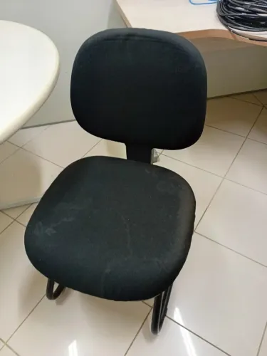 Cadeira de escritório secretária preta com base em "S" (fixa).