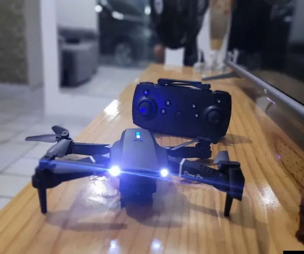 Drone E-88 Pro Max - Câmera HD e Função Selfie Aérea