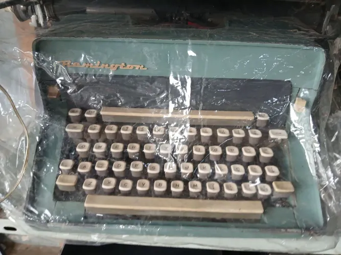 Máquina de escrever ramington das Antigas !