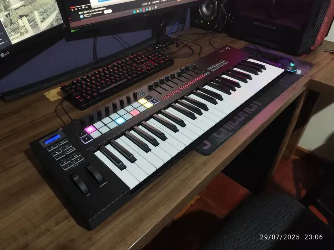 Controlador Novation Launchkey MK3 49 teclas