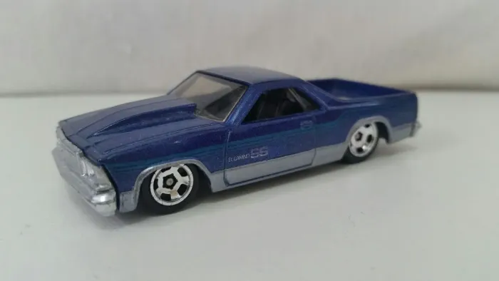 Miniatura hotwheels chevy El camino 1/64