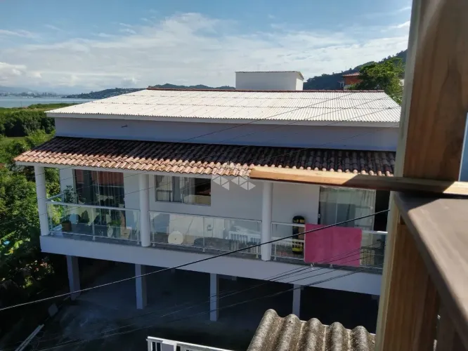 PRÉDIO COM 2 CASAS NA COSTEIRA DO PIRAJUBAÉ FLORIANÓPOLIS/SC