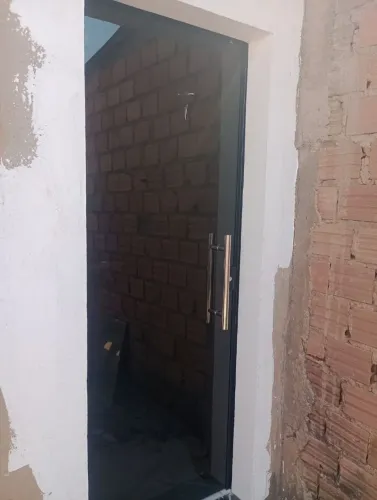 Porta de Vidro Temperado com Acabamento Moderno
