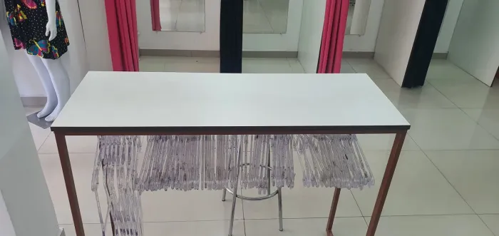 Mesa de Organização com Prateleiras