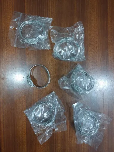 6 braceletes 35 reais cada um