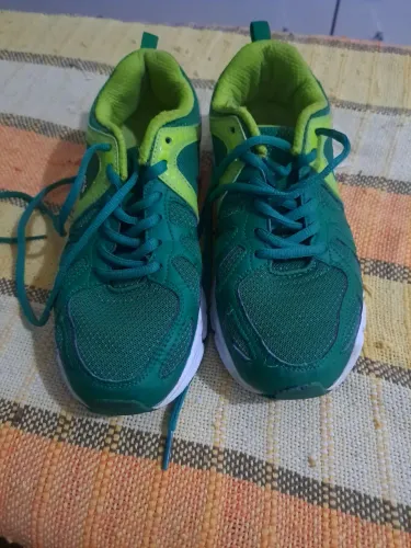 Tênis Esportivo Verde com Detalhes