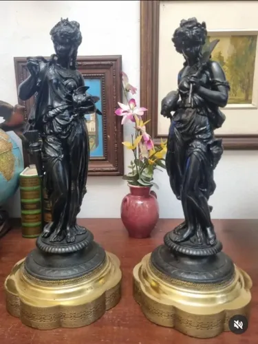 Par de Antigas Esculturas 