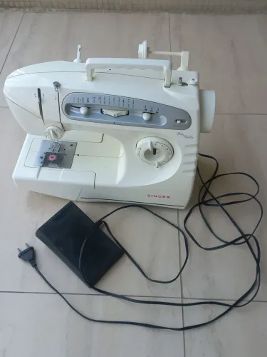 Máquina de Costura Singer Piu Bella