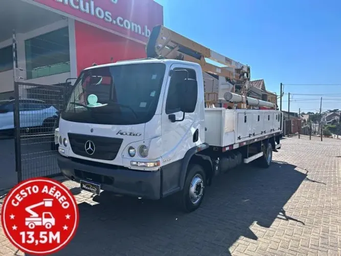 Accelo 815 Mercedes-Benz equipado com cesto aéreo 13,5 metros