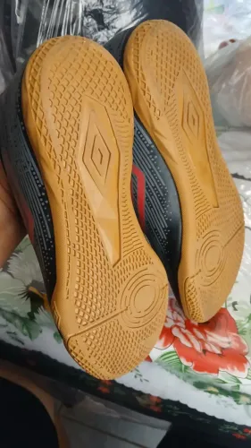 1 par de chuteira ( Umbro ) semi novo.